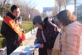 市人社局開展居民醫(yī)保上街宣傳活動，宣傳居民醫(yī)保政策，解答群眾