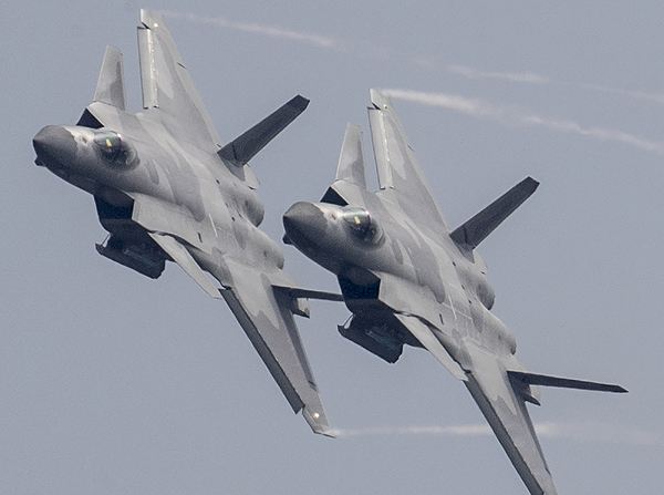 軍事震撼，20架轟炸機(jī)傾瀉240枚導(dǎo)彈的力量展示，軍事震撼，20架轟炸機(jī)傾瀉導(dǎo)彈力量展示日