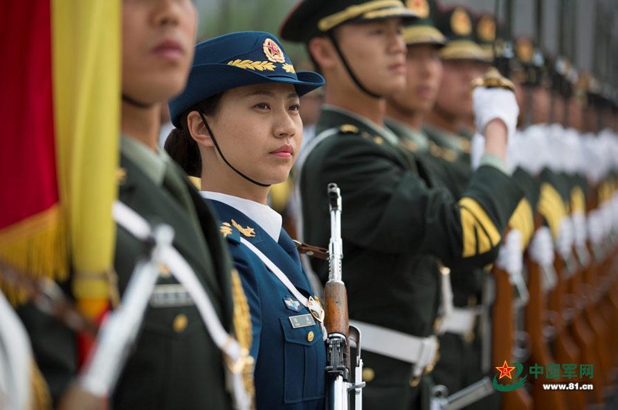 三軍儀仗隊(duì)女兵中隊(duì)，展現(xiàn)新時(shí)代巾幗英雄風(fēng)采，三軍儀仗隊(duì)女兵中隊(duì)，新時(shí)代巾幗英雄的風(fēng)采展現(xiàn)