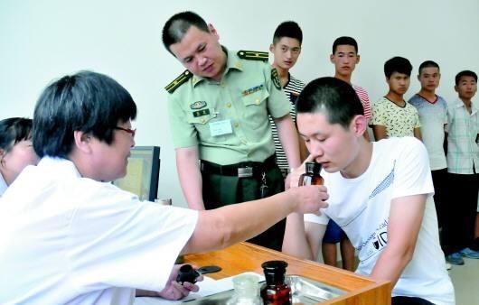 男兵體檢的尷尬圖，理解與尊重的重要性，男兵體檢中的尊重與理解的必要性，尷尬瞬間的思考