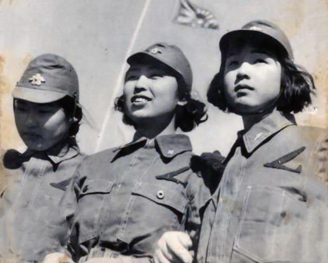 中國女兵敬禮圖片，展現(xiàn)力量與榮耀的象征，中國女兵敬禮，力量與榮耀的展現(xiàn)