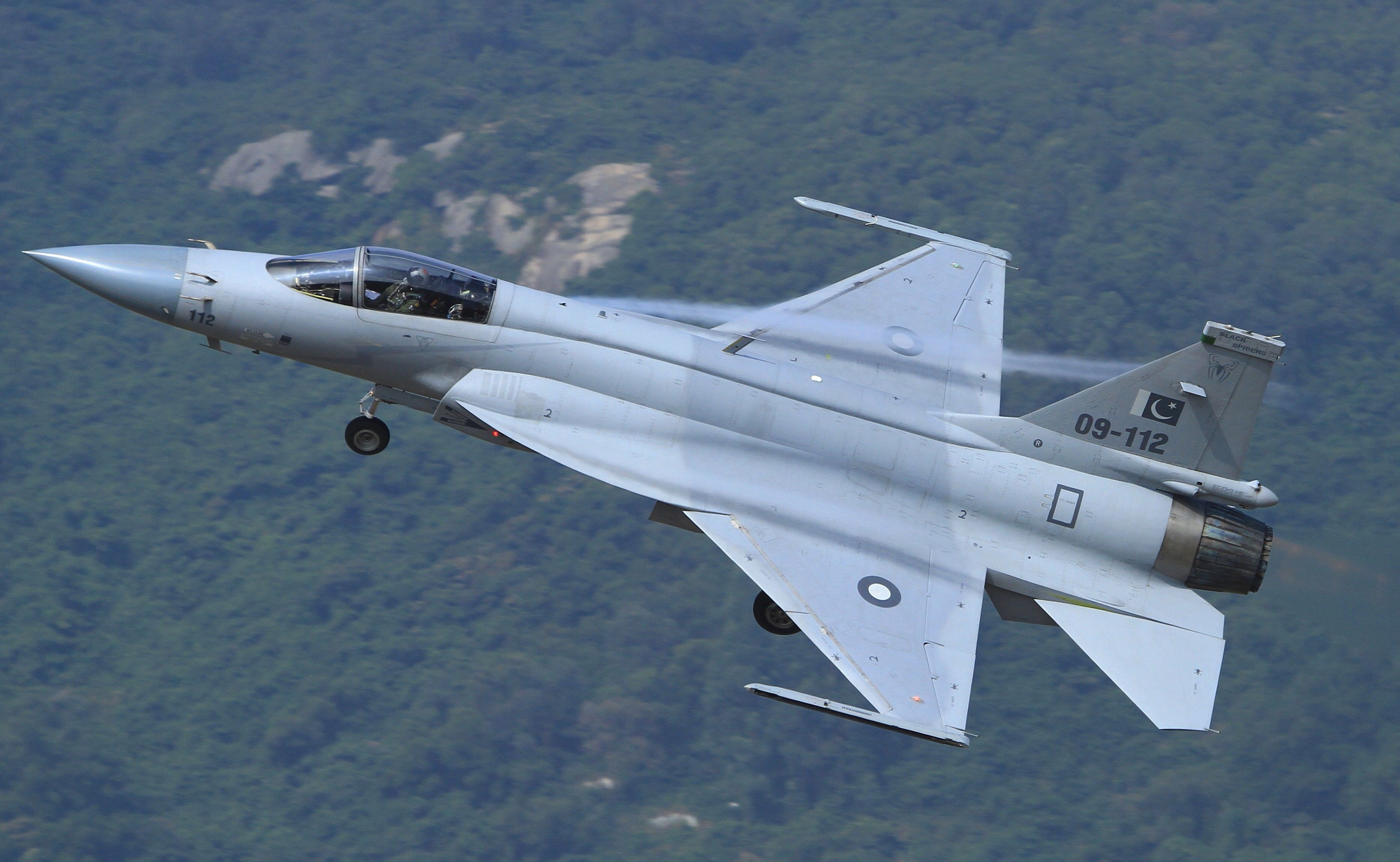 梟龍戰(zhàn)斗機圖片，展現(xiàn)中國空軍力量的驕傲，梟龍戰(zhàn)斗機風采，中國空軍力量的驕傲圖片展示