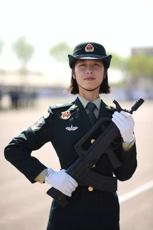 國慶閱兵最美女兵，榮光背后的堅韌與毅力